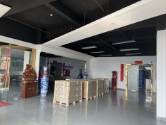 大岭山镇鸡翅岭3850平 豪华装修 无转让费 赠送办公桌椅