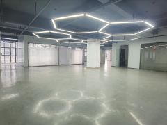 宝龙高档科技园区楼上1000平，精装修办公室，距地铁口1公里