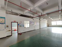 寮步楼上2500平方厂房出租，车间现成地坪漆，实际面积出租